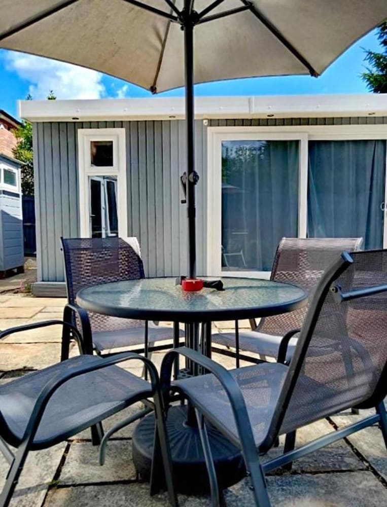 2-bedroom Guesthouse in Derby City, Parking, Wi-fi