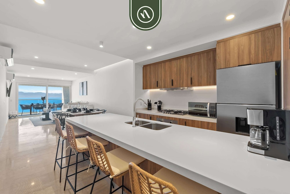 New Oceanfront 2 BR Condo - Gym - Beach - Pool