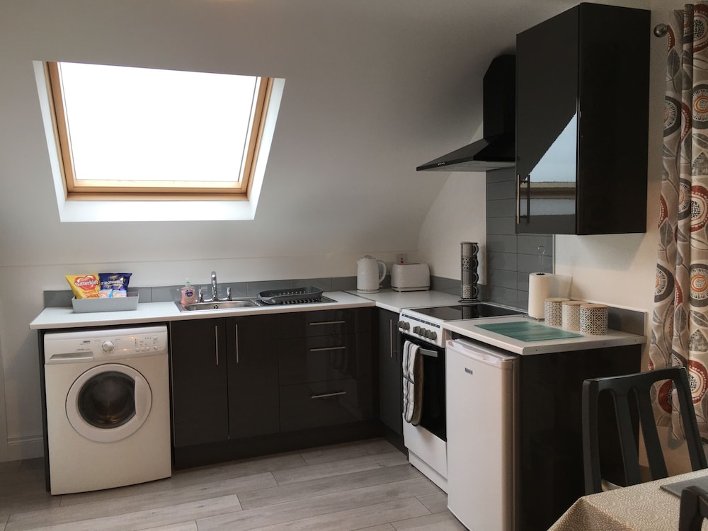Sea & Mountain View-garden-wi-fi-parking- Sleeps 4
