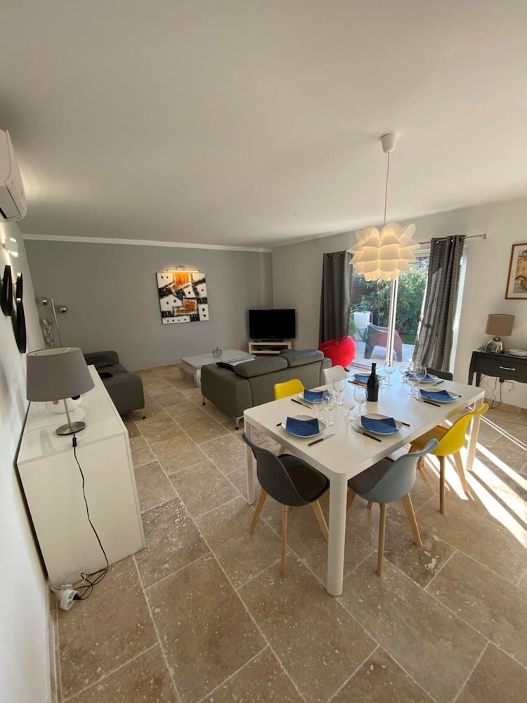 Sun-kissed Villa in Lirac