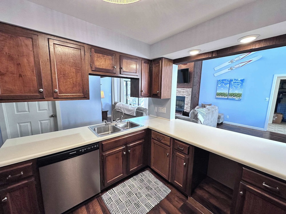 Ozark Escape - Enjoy Resort-style Fun
