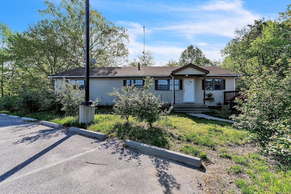 Peaceful Pet Friendly Chesapeake Escape 4 Bedroom Home