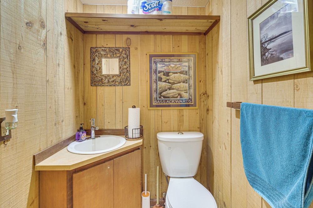 Sauna & Screened Porch: Otter Creek Getaway!