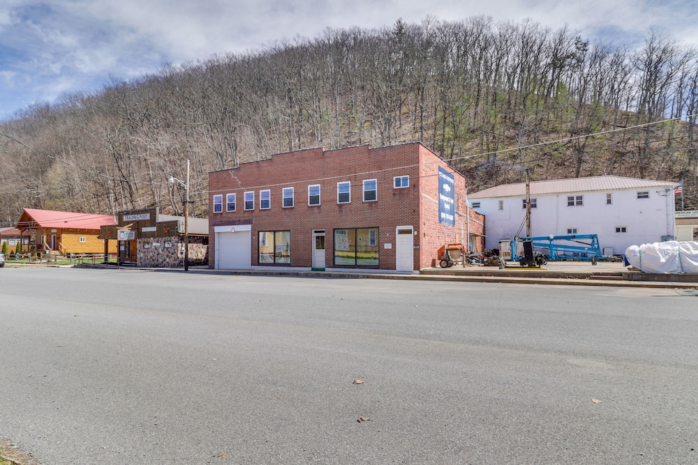 Downtown Marlinton Vacation Rental Apartment! view 5