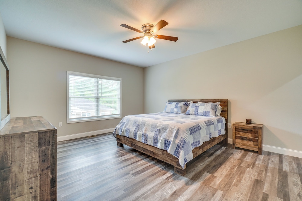 1 Mi to Dtwn Crossville: Spacious Home w/ Patio!