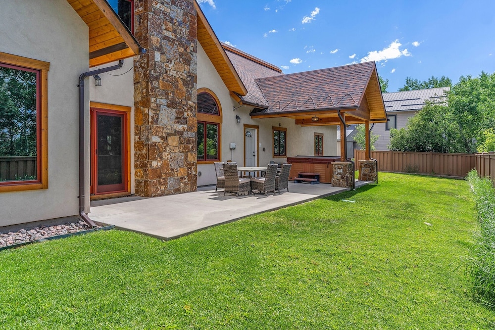 Cherry Drive 4 Bedroom Home by RedAwning view 5