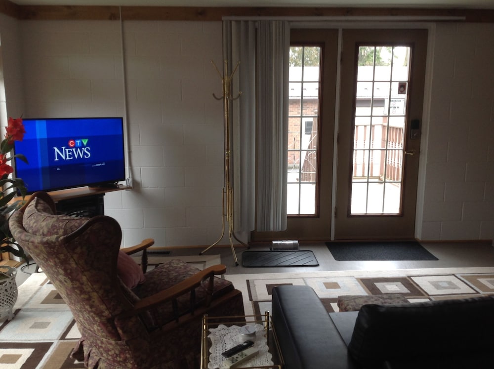 10th Avenue Guest House & Suites