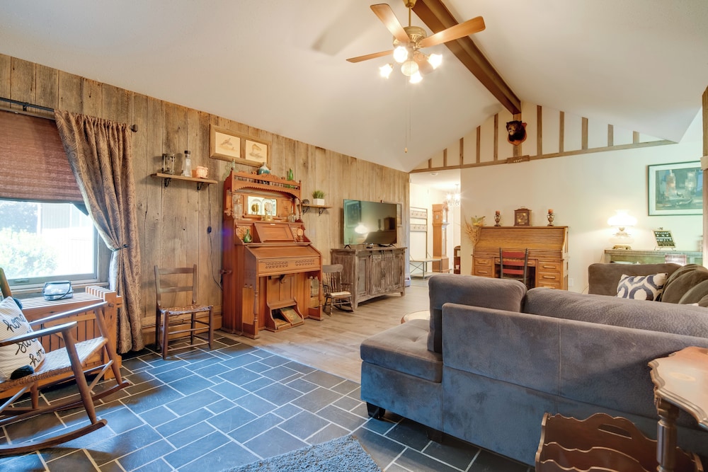 11 Mi to Asheville: Scenic Retreat w/ Game Room