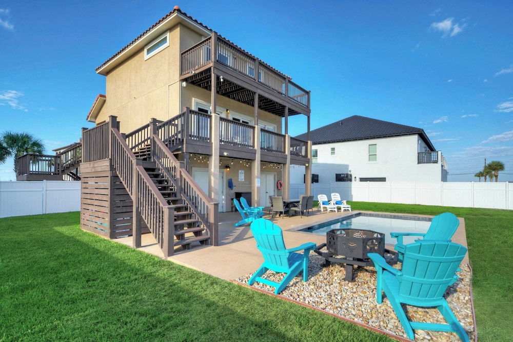 2 Homes, Sleeps 22 Steps to the Beach, Private Pool, Fire Pit, Balcony Views