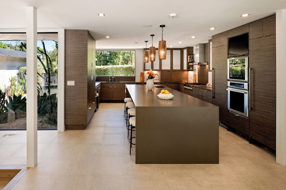 Valea Estate - Secluded Beverly Hills Retreat 1-acre Oasis