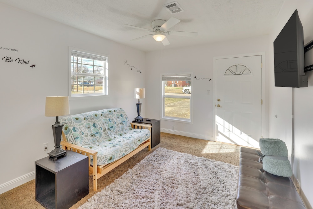 14 Mi to Montgomery: Quaint Couple's Apartment