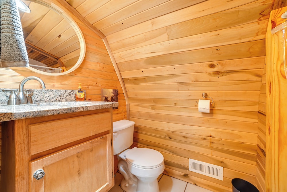 Steps to Kentucky Lake: Cozy Cabin w/ Deck!