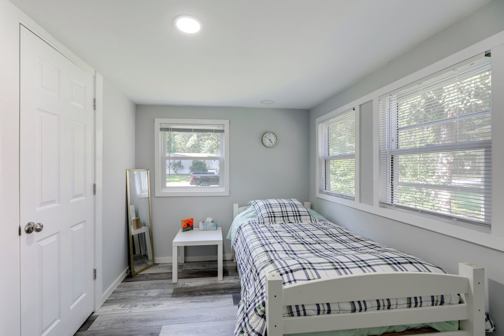 12 Mi to Dtwn Lewes & Beach: Delaware Home w/ Deck