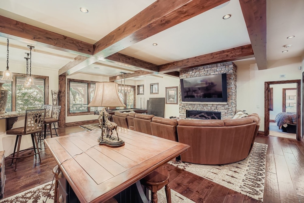 Fairway Drive Retreat 6 Bedroom Home