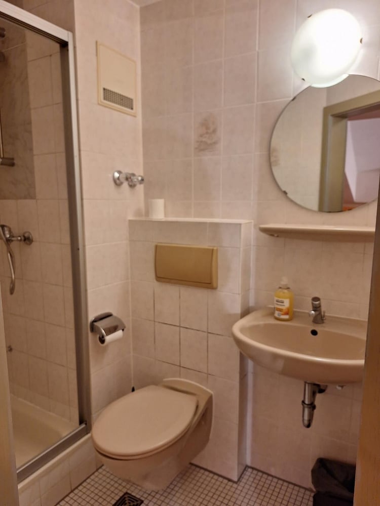 2-Rent Group Hostel Rooms AUB162