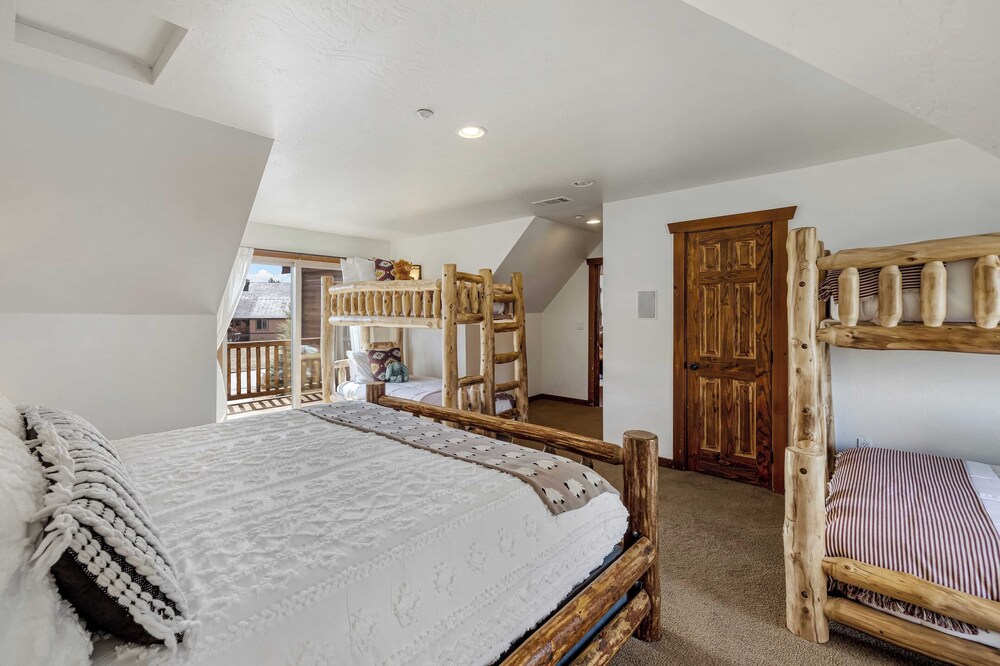 Group Cabin + Lake and Mountain View Pet-friendly, Fireplace, Games, Loft