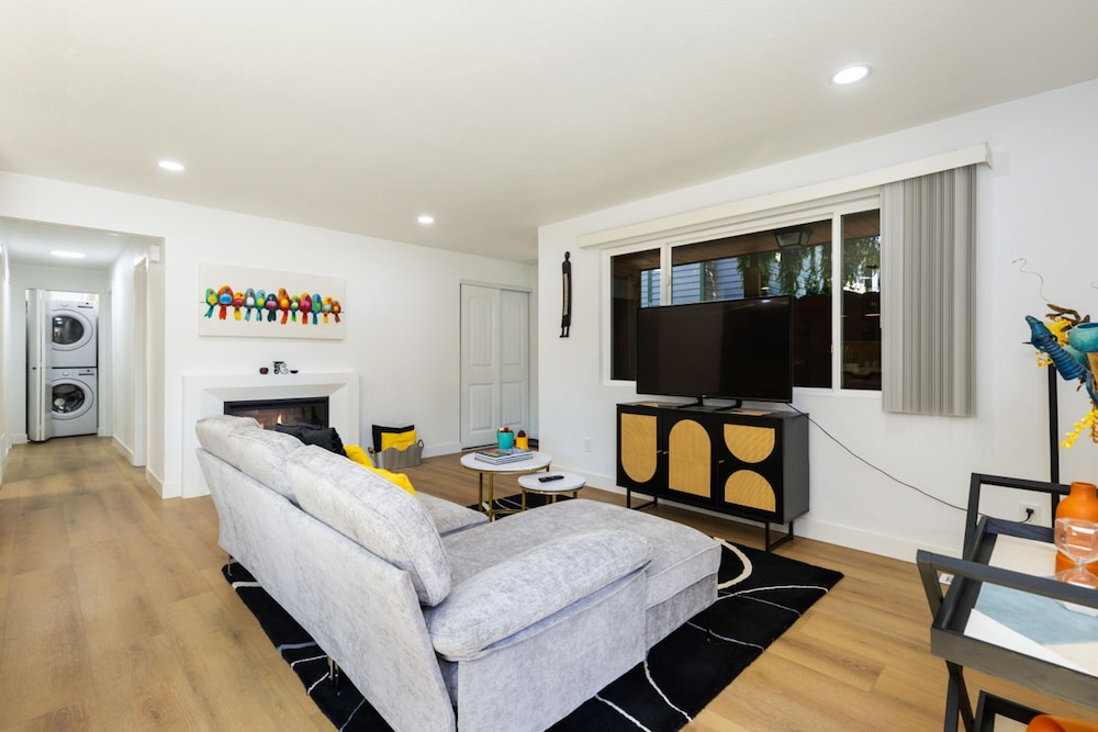 Comfy Stay in Bellevue w Parking Included