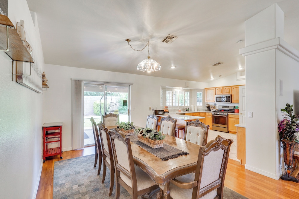 Kingman Family Home: Yard, Grill & Room to Relax!