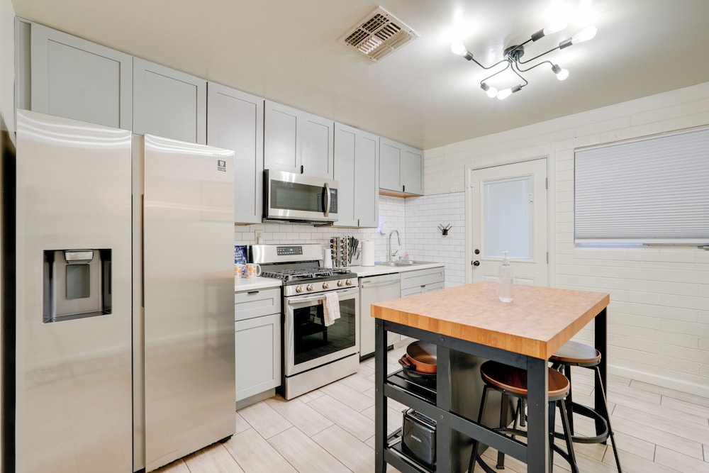 3 Mi to Dtwn Phoenix: Apt w/ Shared Patio