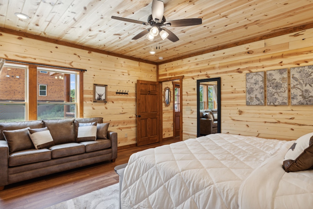 Smoky Mountain Splash 6 Bedroom Cabin by RedAwning view 3