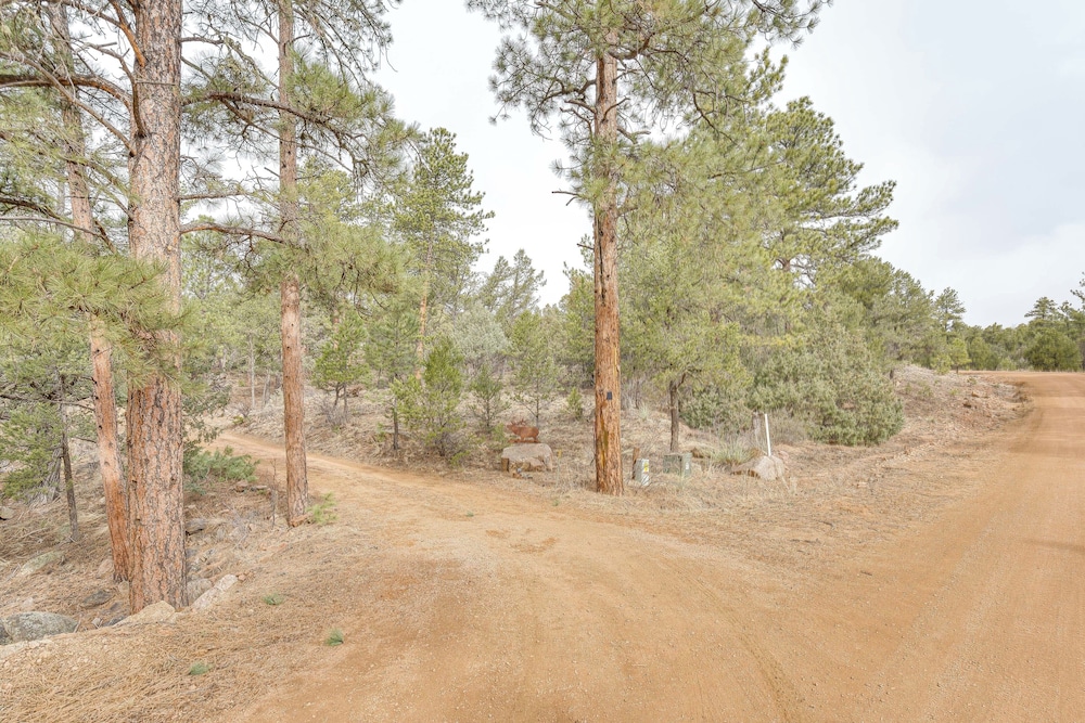 18 Mi to Royal Gorge: Peaceful Mtn Cabin w/ Porch!
