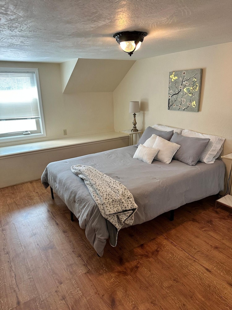 Medford Vacations - Medford Home and 2 Condos With Pool and Hot tub - Property Image 12