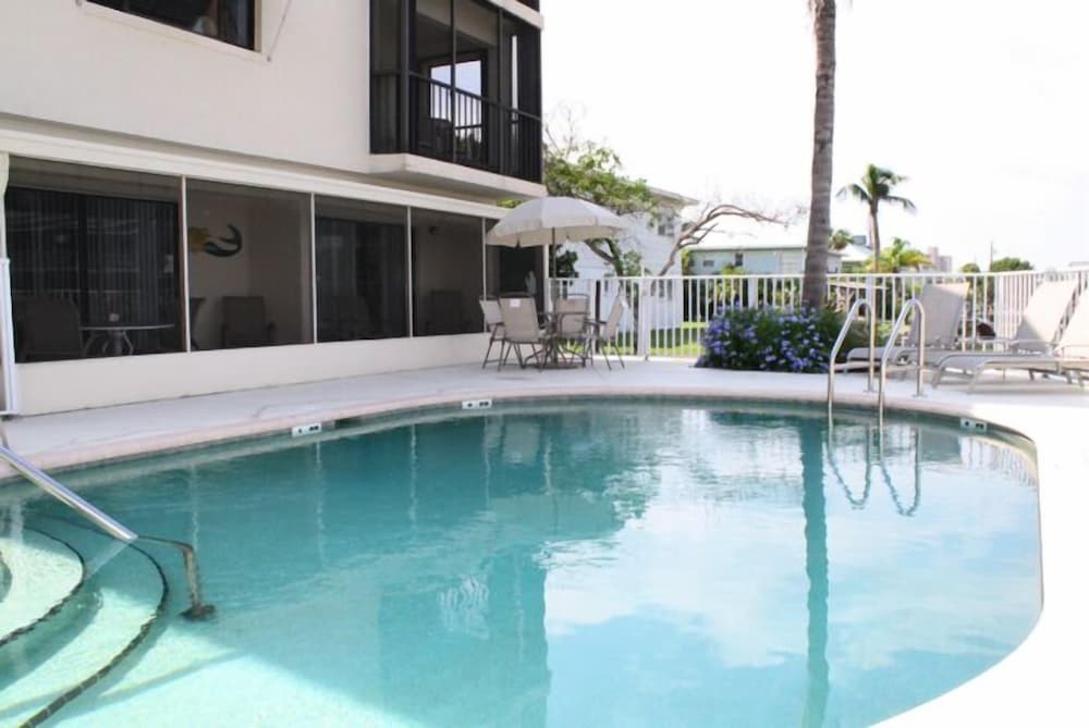 Edgewater Inn