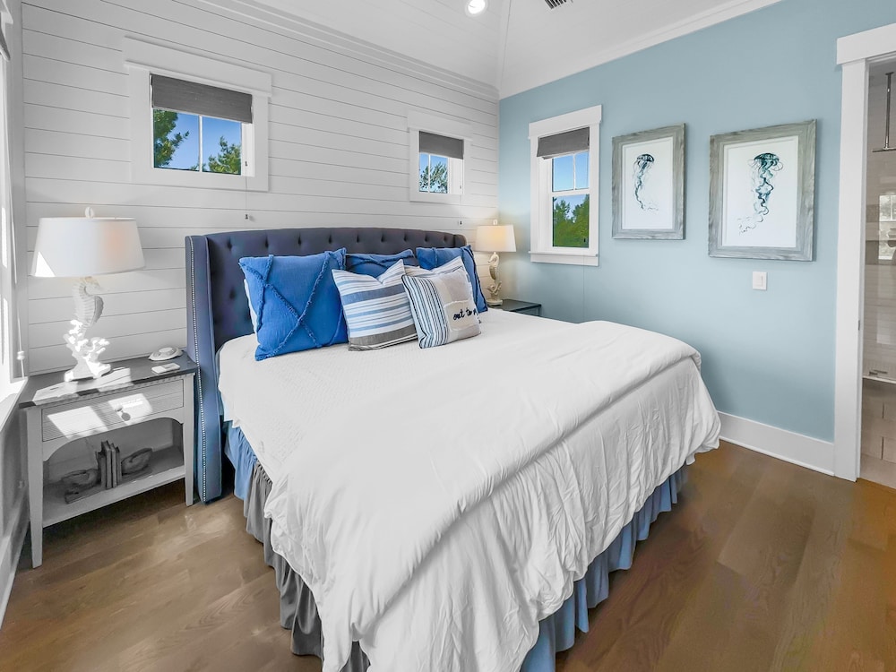 Sandy Bottoms 4 Bedroom Home by RedAwning view 4