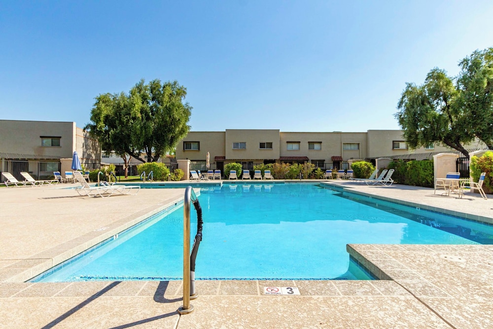 Walk to Old Town & Giants Stadium! Unit w/ Pool