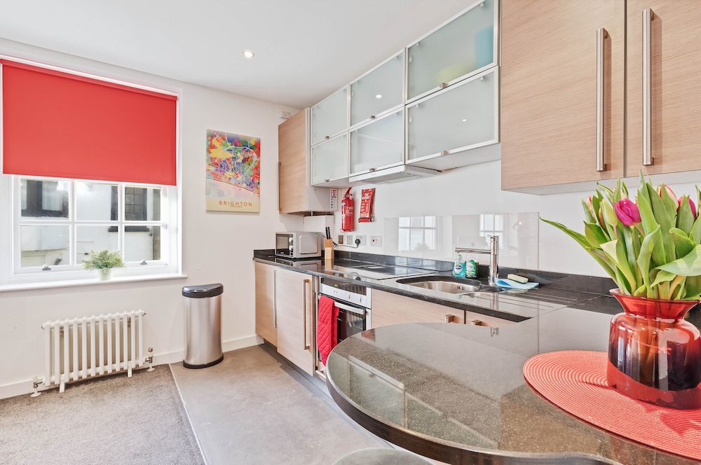 Majestic Mews Apartment with Free Parking | By My Getaways