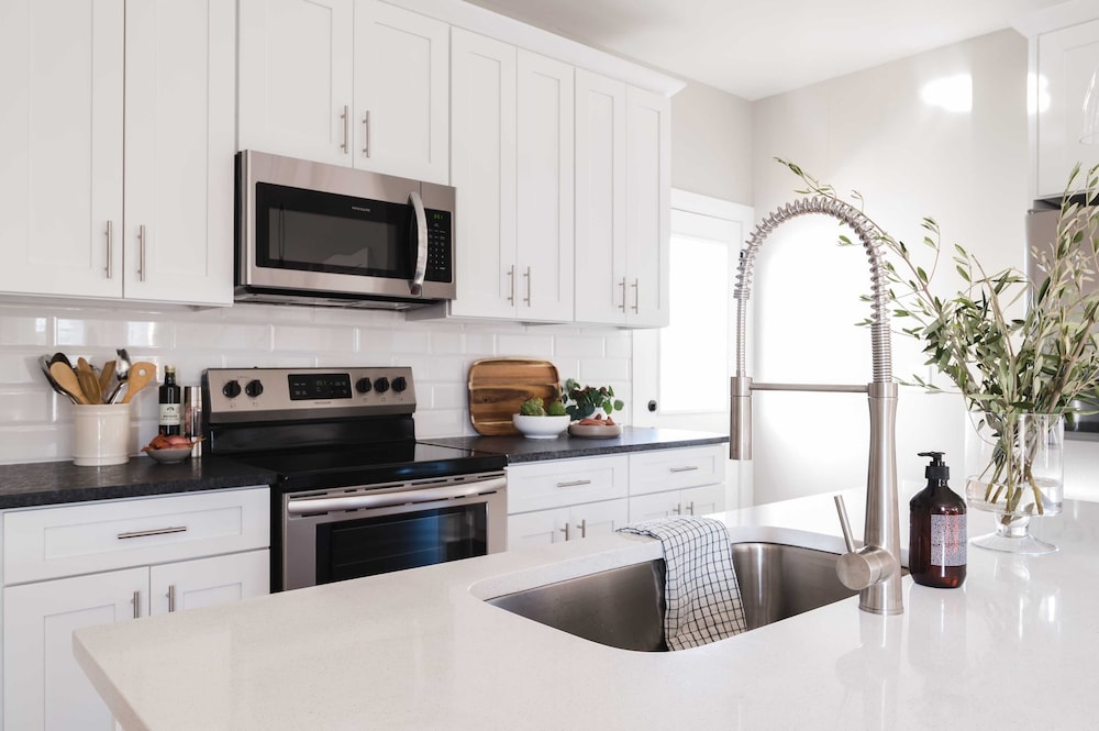 8 Nashville Homes w/ 21 Bedrooms, 21 Baths & Space for 74, Just Minutes From Broadways Nightlife, Dining, and Music Scene Cherokee by Avantstay