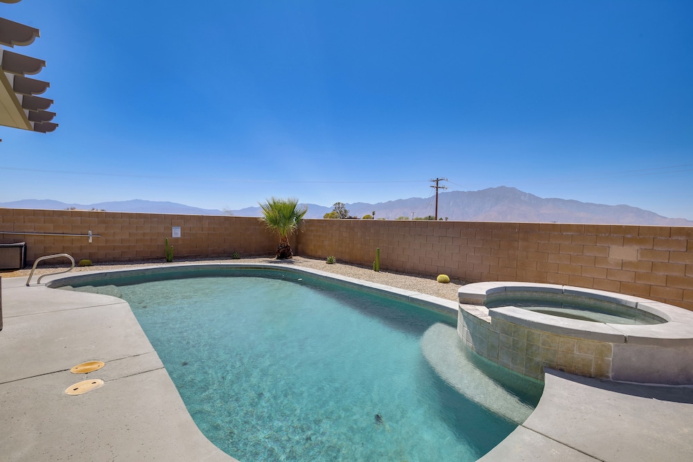 Desert Escape: 360 Mtn Views & Saltwater Pool/spa