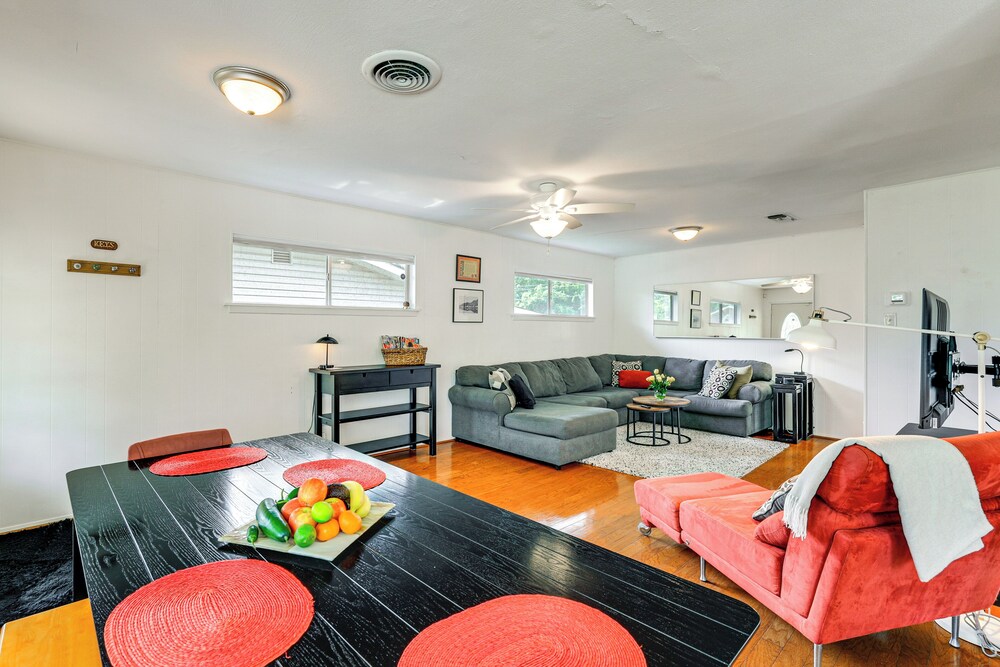 7 Mi to Dtwn San Antonio: Charming Home w/ Yard