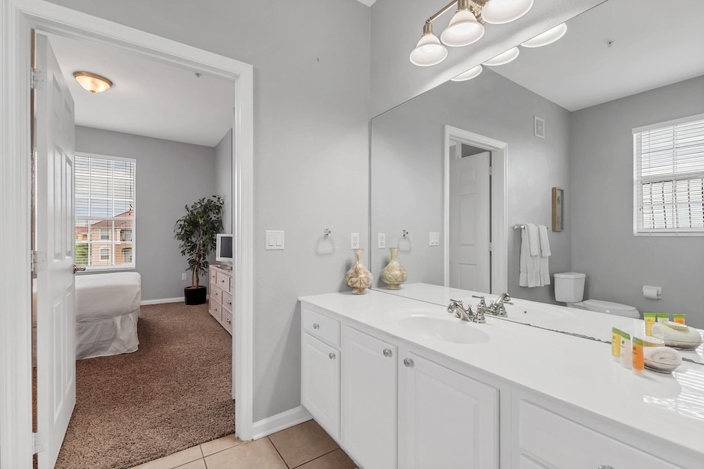 Newly Remodeled Lakeview Penthouse, Near Conv. Ctr