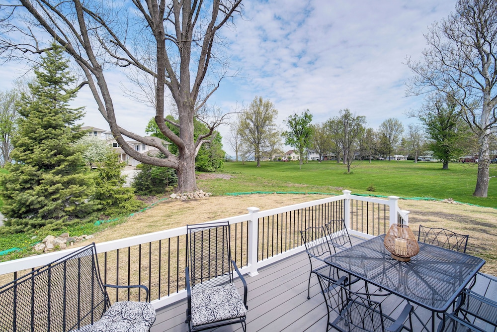 Walk to Lake Erie: Sleek Retreat w/ Screened Patio