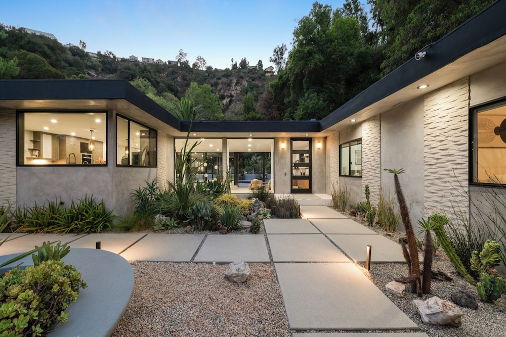 Valea Estate - Secluded Beverly Hills Retreat 1-acre Oasis