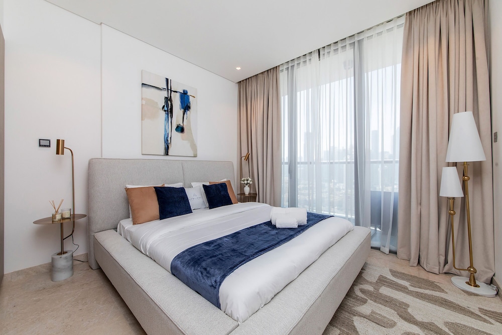 Luxe 3BR with Burj Khalifa view