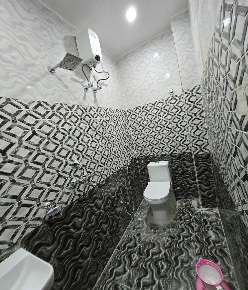 Rudra PGH - just near Temple & Ghats