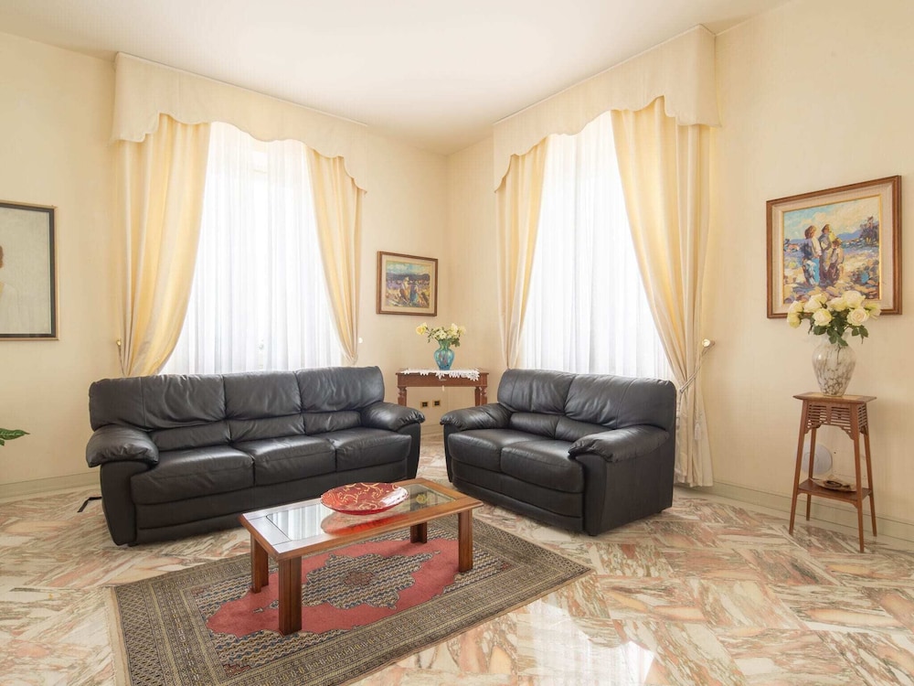 Splendid Villa in Macerata With Pool & Views view 3