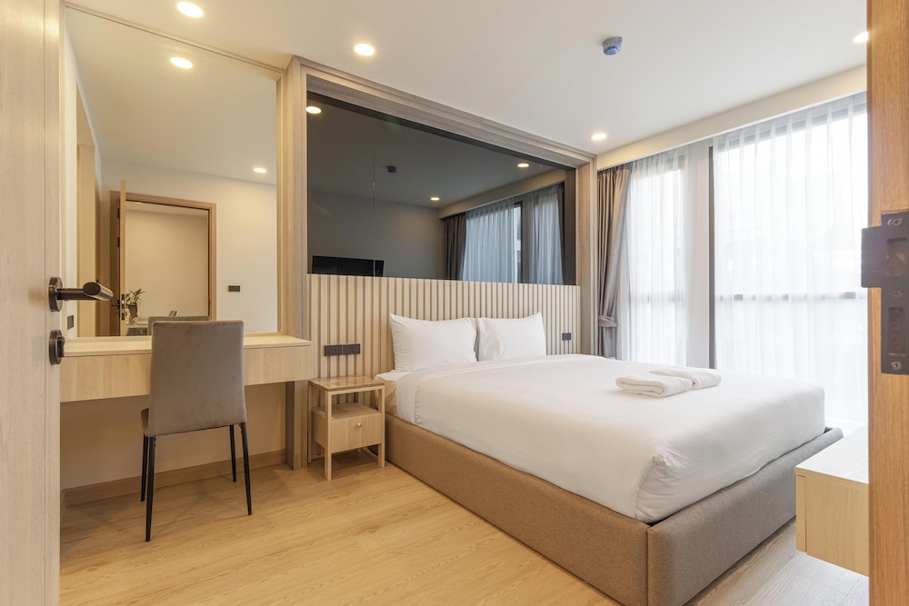 New Condo w Pool Gym Beach Nearby C247