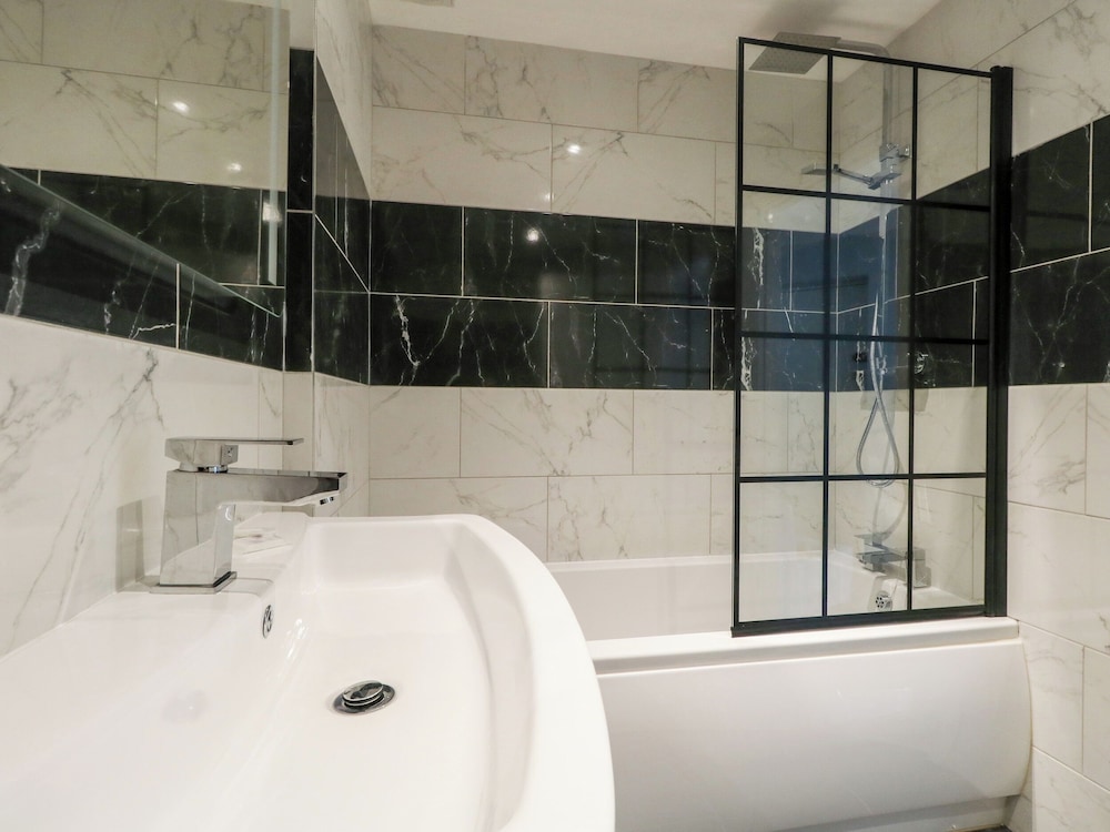 Flat 6, Thornlow Heights