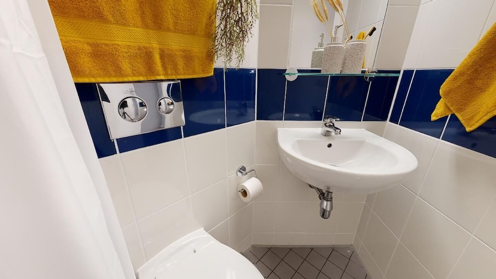 Student Only, Private Ensuite in Compact Apartment