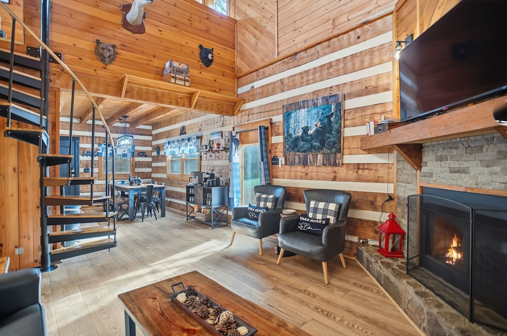 Boujee Bear Cabin With Hot Tub & Putting Green 2 Bedroom Cabin