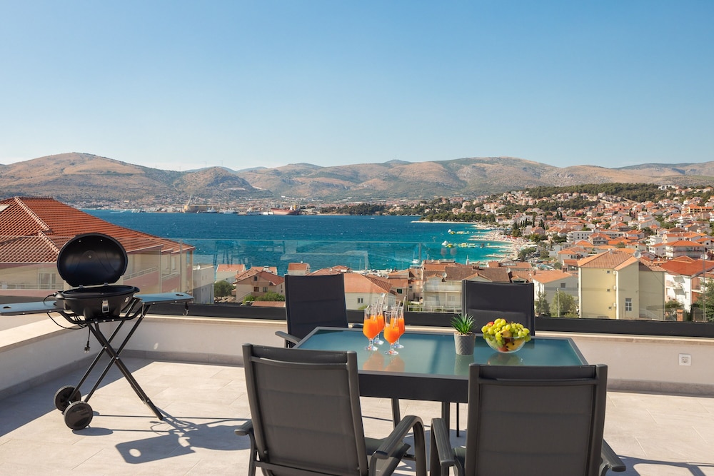 Luxury Apartment Dreams in Okrug With Swimming Pool sea View Wifi Parking view 5