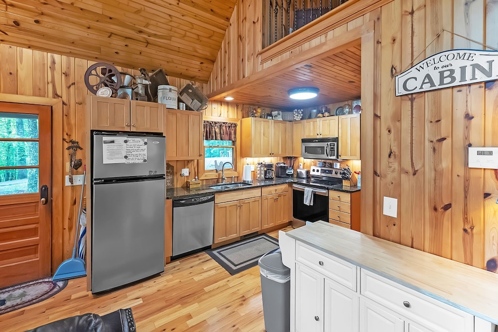 Mountain Getaway With Hot Tub & Game Room 4 Bedroom Cabin