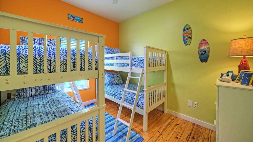 Walk to the Beach Ocean Views, Balcony Dining & Open Living Beachview 54 by Avantstay