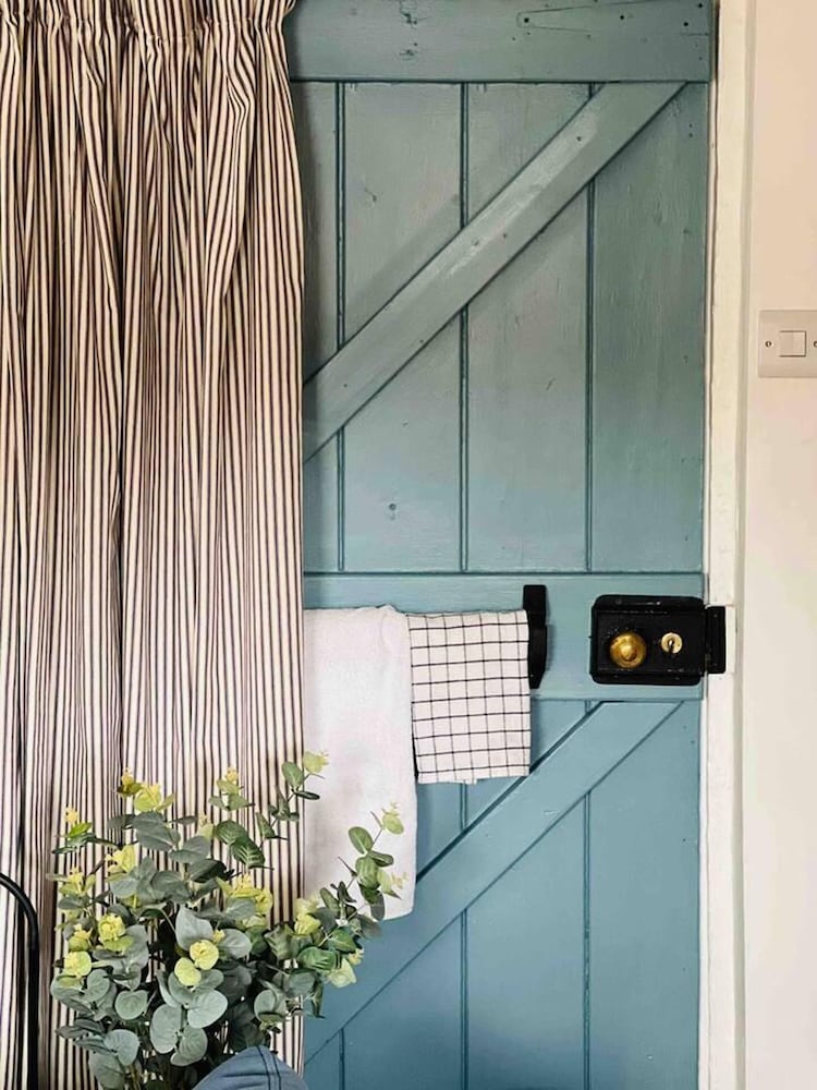 The Pepper Pot Sleeps 4 Sunlit Garden