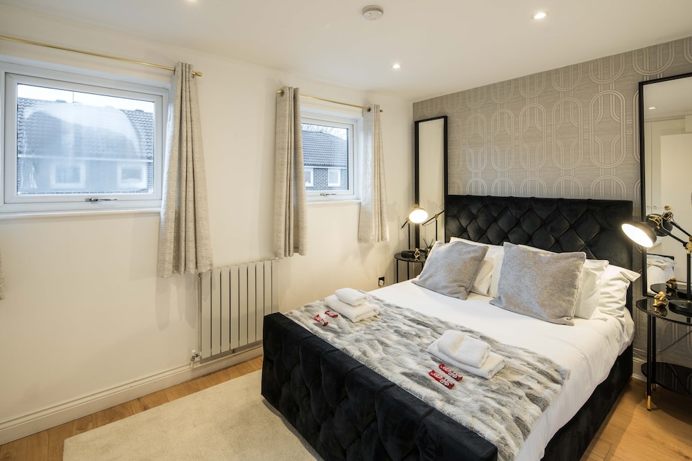Charming 2-bed House in Central