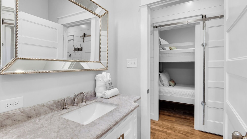Best of Both Worlds: Pool, Golf Cart, Nearby Attractions & Steps to Beach!