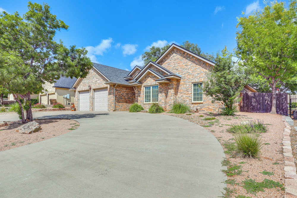 Private Hot Tub & Patio: Golf Retreat in Canyon!